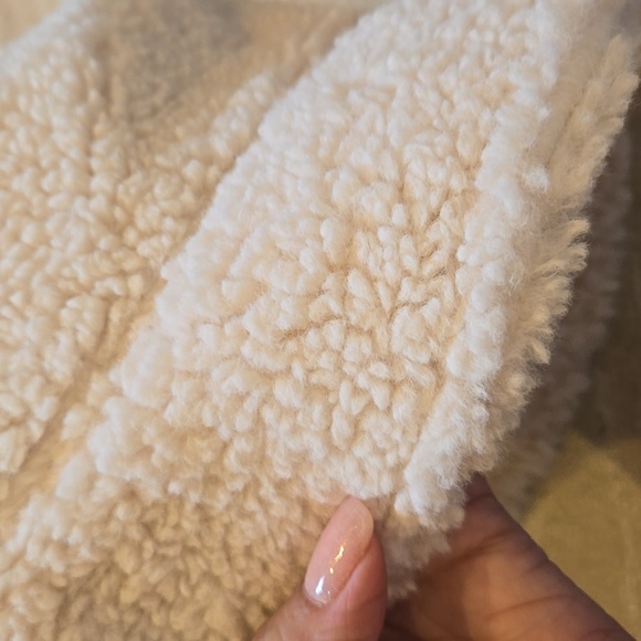 Abercrombie & Fitch Creamy White Fuzzy Bucket Hat - Picture 3 of 7